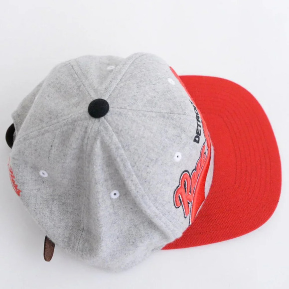 Mitchell & Ness Grey and Red Detroit Red Wings Wool Adjustable Leather Strap Hat - Picture 7 of 12